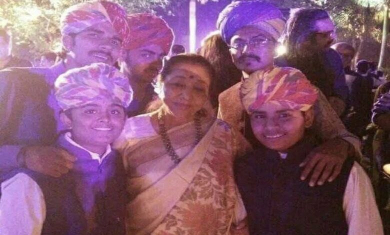 दंगल के गीत से पहचान पाने वाले लोक कलाकारों का आशा भोसले से रहा आत्मीय रिश्ता