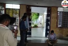 ‘मरने दो, हमारे पास जीप नहीं है…’ पुलिस की बात सुन भड़के नरेश मीणा, थाने में धरने पर बैठे