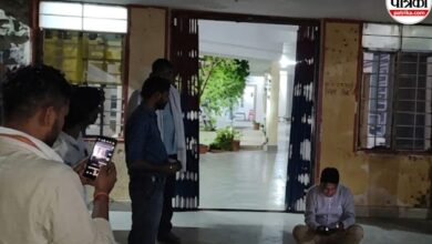 ‘मरने दो, हमारे पास जीप नहीं है…’ पुलिस की बात सुन भड़के नरेश मीणा, थाने में धरने पर बैठे