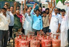 LPG Crisis: 45 दिन बाद भी नहीं मिला गैस सिलेंडर, उपभोक्ताओं ने डीलर की खोली पोल