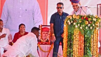 Rajasthan Politics : भरी सभा में सीएम भजनलाल को साष्टांग प्रणाम, बोले- ‘मुख्यमंत्री मेरे लिए भगवान’, चर्चा में MLA भागचंद का अजब-गजब अंदाज़  