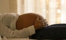 पीठ के बल लेटकर बच्चे को जन्म देना ख़तरनाक, फिर भी ऐसा क्यों किया जाता है