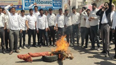 Lawyer Protest: वरिष्ठ अधिवक्ता के साथ थाने में दुर्व्यवहार! भड़के वकील, SHO के निलंबन-SP के ट्रांसफर की मांग