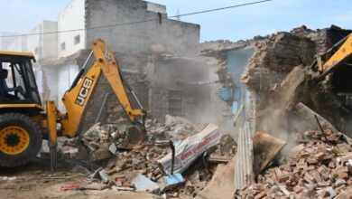 भरतपुर: सत्संग के नाम पर ‘दुकानदारी’! ट्रस्ट की जमीन पर चला कारोबार, दुकानों और गोदामों पर चला बुलडोजर