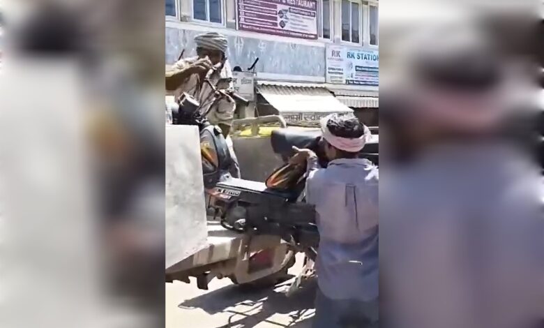 अलवर में नो-पार्किंग के खिलाफ ट्रैफिक पुलिस का ‘हंटर’, सड़कों पर खड़े वाहन जब्त