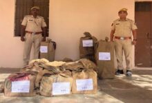 नाकाबंदी के दौरान कार में 24 कार्टून परिवहन करते तीन गिरफ्तार