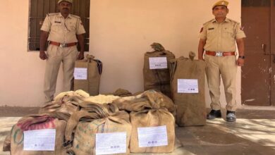 नाकाबंदी के दौरान कार में 24 कार्टून परिवहन करते तीन गिरफ्तार