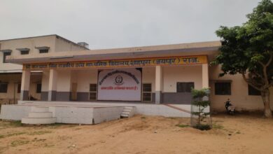 सरकारी स्कूल में 40 किमी दूर से पढ़ने आ रहे विद्यार्थी