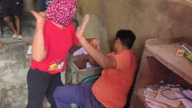 बार-बार मैसेज करने से परेशान हुई युवती, राशन डीलर को पीटा