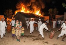 नशे में बना ‘हैवान’: शराबी ने सोते हुए बीवी-बच्चों के बीच अपने ही घर को फूंका, ग्रामीणों ने बचाई जान