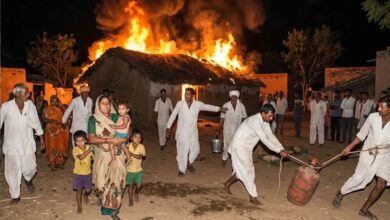 नशे में बना ‘हैवान’: शराबी ने सोते हुए बीवी-बच्चों के बीच अपने ही घर को फूंका, ग्रामीणों ने बचाई जान