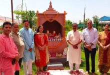 सेवानिवृत्त IAS अधिकारी ने स्थापित करवाई माता-पिता की प्रतिमा, दिया भावुक संदेश