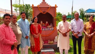 सेवानिवृत्त IAS अधिकारी ने स्थापित करवाई माता-पिता की प्रतिमा, दिया भावुक संदेश