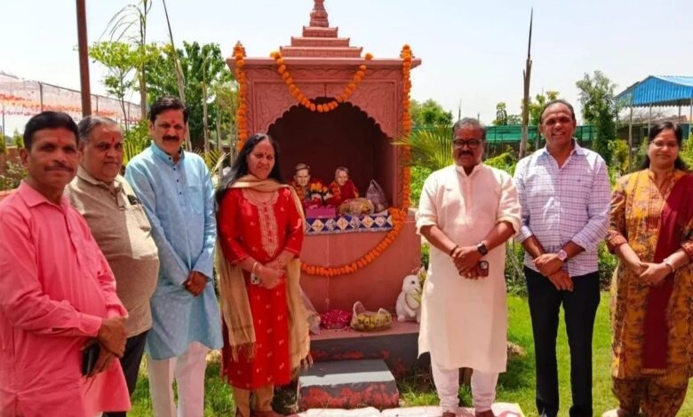 सेवानिवृत्त IAS अधिकारी ने स्थापित करवाई माता-पिता की प्रतिमा, दिया भावुक संदेश