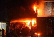 शॉर्ट सर्किट से धधकी पेंट शॉप, आसपास की पांच दुकानें को भी नुकसान