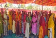 नाली विवाद बना संकट, घरों में घुसा पानी: 25 परिवारों का पलायन, खेतों में लगाया टेंट