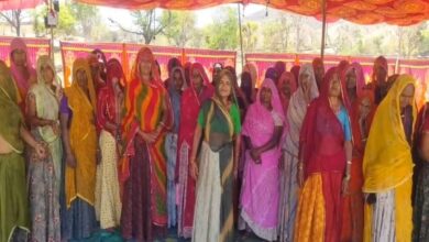 नाली विवाद बना संकट, घरों में घुसा पानी: 25 परिवारों का पलायन, खेतों में लगाया टेंट