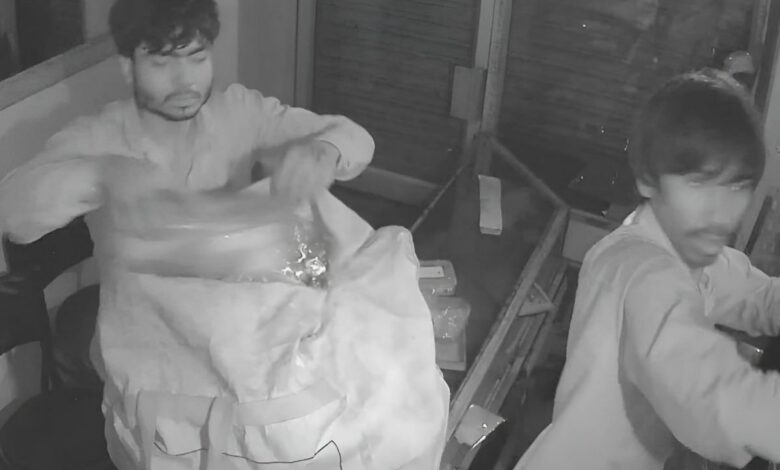 जयपुर में चोरों ने 13 मिनट में लूट ली 20 किलो चांदी, मंदिर से बनाया रास्ता, CCTV में कैद हो गई पूरी वारदात