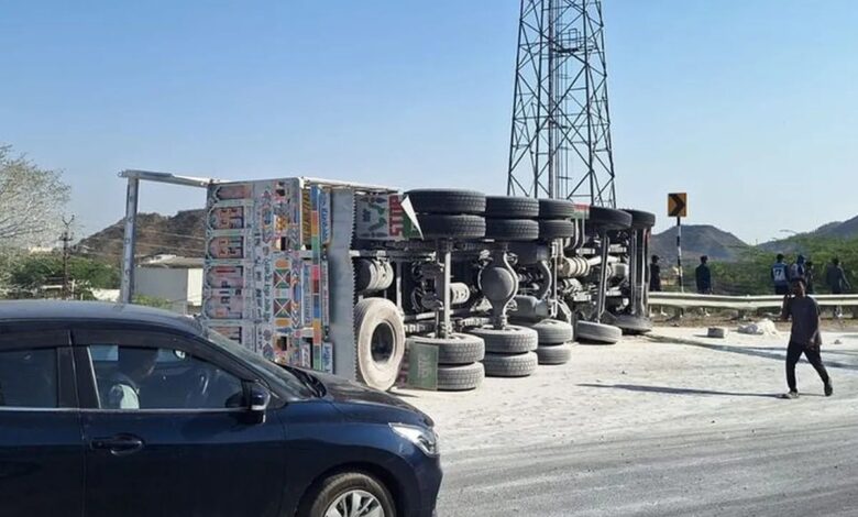 उदयपुर-नाथद्वारा नेशनल हाईवे पर चीरवा टनल के पास हादसा, बेकाबू ट्रेलर ने बाइक सवार तीन को कुचला