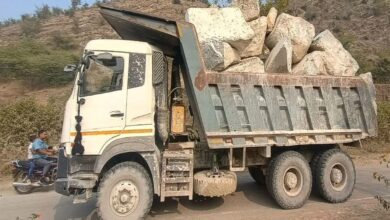 सड़कों पर ‘मौत का बोझ’: ओवरलोड ट्रकों से हर पल हादसे का खतरा,बेलगाम रफ्तार और लापरवाही से लोगों की सांसें अटकी