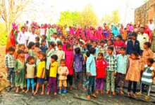 बालकों को कठपुतली, लोकगीतों से बता रहे शिक्षा का महत्व