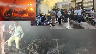 चंद मिनटों में खाक हुआ कारोबार: मुख्य बाजार में धधकी आग से स्कूटी शोरूम बना राख का ढेर
