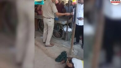 बाइक पर झुमते हुए आई नशेड़ी लड़की, सरेआम गाली-गलौज की और फिर दुकानदार को घोंपा चाकू, नजारा देख सहम गए लोग