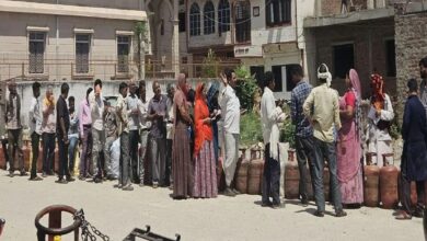 गैस सप्लाई में देरी से हंगामा, राजसमंद में लोगों का फूटा गुस्सा, कतार में लगकर करना पड़ रहा इंतजार